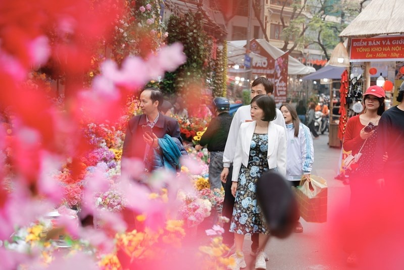 ផ្សារណាត់ផ្កាហាងលឿក (Hang Luoc) ដ៏មមាញឹកក្នុងប៉ុន្មានថ្ងៃមុនបុណ្យតេត