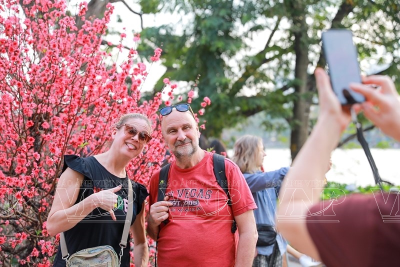 Không khí Tết bên hồ Hoàn Kiếm