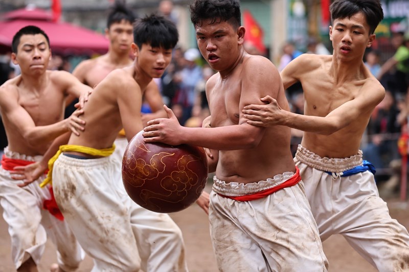 Thuy Linh Ball-Wrestling Festival upholds Martial Spirit