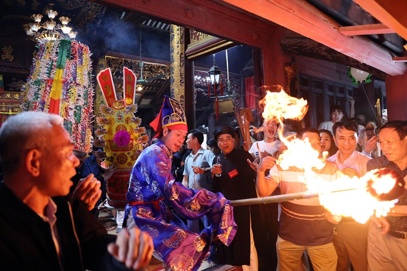 Người dân rước lửa thiêng về nhà lúc nửa đêm ở Hà Nội