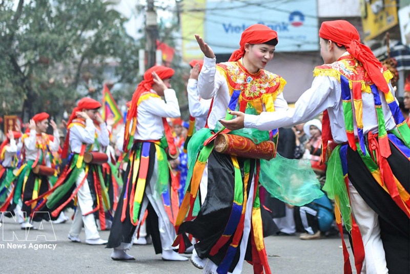Danza tradicional con hombres disfrazados de mujeres atrae a turistas