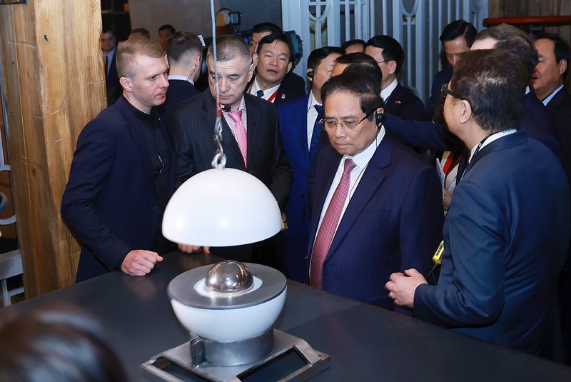 PM Pham Minh Chinh explores Russias nuclear energy, metro development