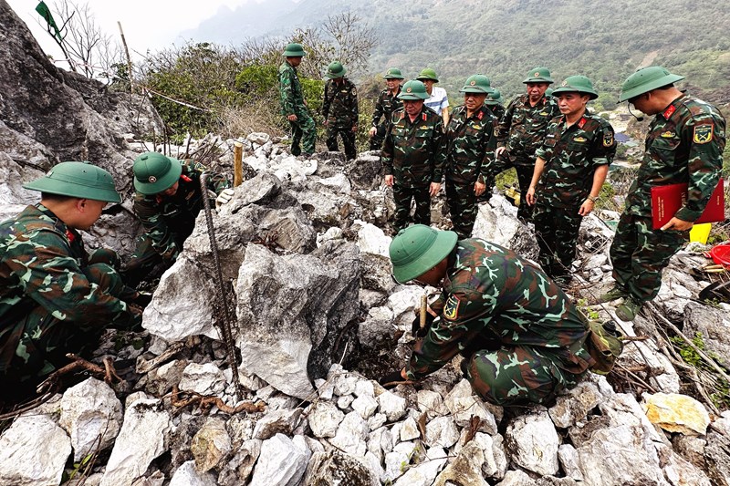 Phát hiện, cất bốc mộ tập thể liệt sĩ tại Điểm cao 211 thuộc xã Thanh Thủy (Tuyên Quang)