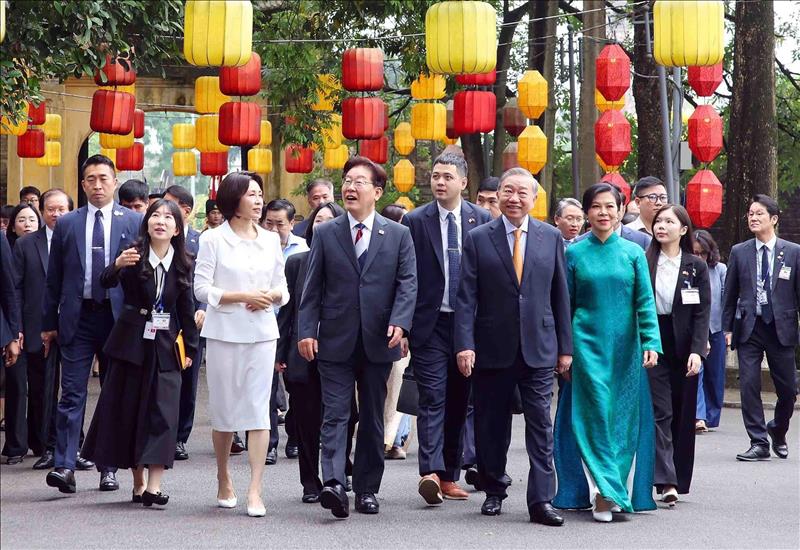 또 럼 당 서기장·국가주석과 이재명 한국 대통령, 탕롱 황성 동반 방문