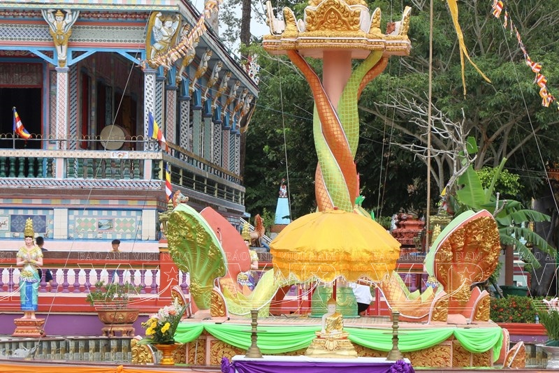 វត្ត ខ្មែរ គឺជាវណ្ណកម្មវិចិត្រសិល្បៈស្ថាបត្យកម្មមួយដ៏ពិសេសល្អឯក
