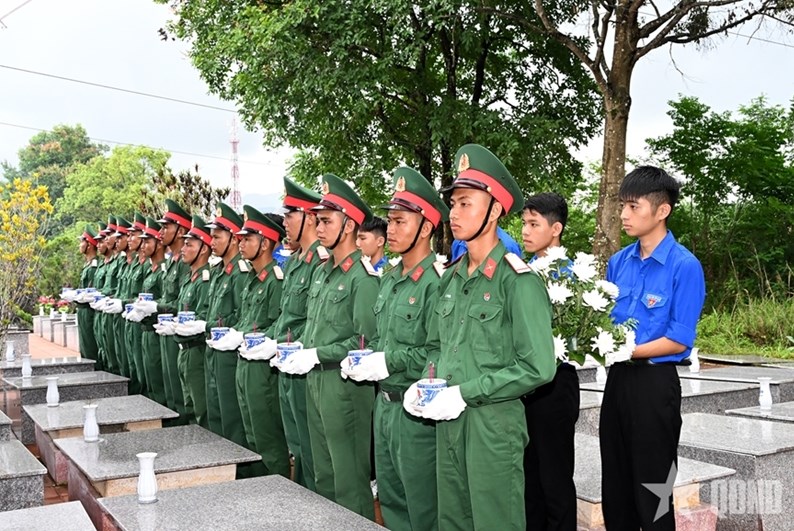 ກວ໋າງຫງາຍ: ພິທີໄວ້ອາໄລ, ເຄົາລົບສົບ ແລະປົງອັດຖິທະຫານອາສາສະໝັກ ແລະຊ່ຽວຊານຫວຽດນາມ ທີ່ເສຍສະຫຼະຊີວິດໃນປາງສົງຄາມຢູ່ ລາວ ແລະກໍາປູເຈຍ ຈໍານວນ 16 ອັດຖິ