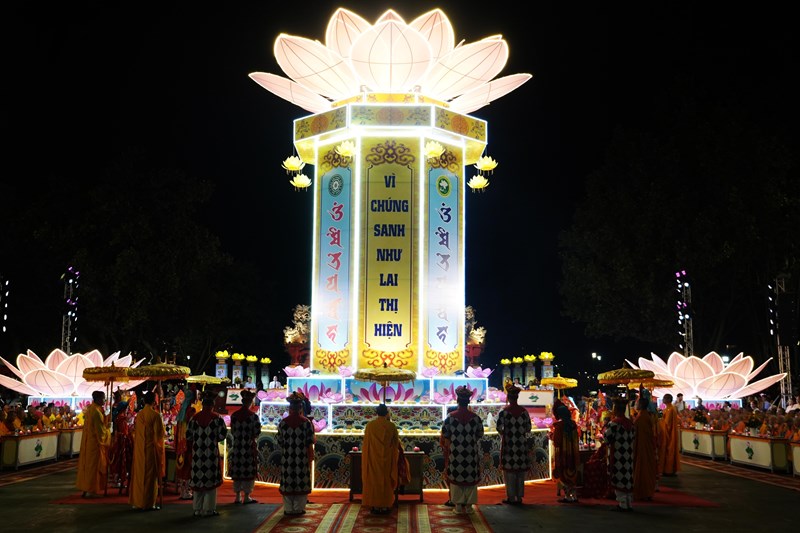 Lễ hội hoa đăng cầu nguyện quốc thái dân an ở Huế