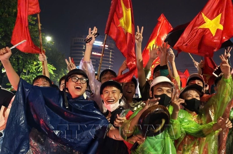 Hanoyenses celebran toda la noche la victoria