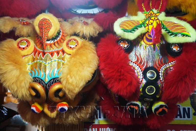 Hue Enters Peak Season for Lion Head Making