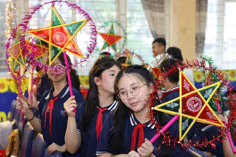 Hà Nội: Trung thu rộn ràng, ấm áp với học sinh các trường chuyên biệt