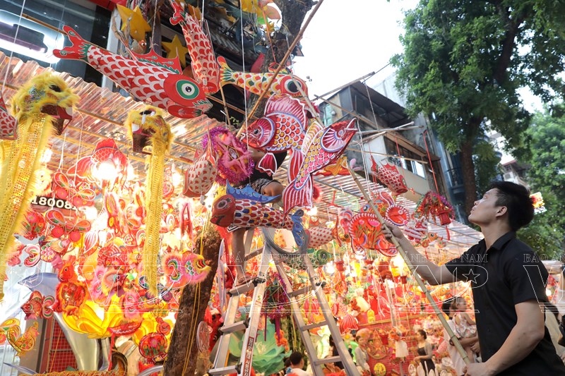 Hang Ma Street Glows with Mid-Autumn Colors