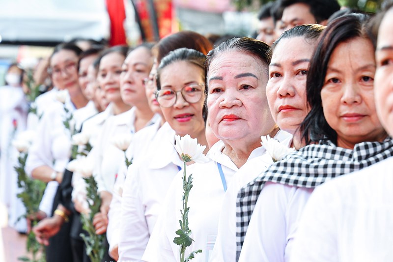 Những hàng người cầm hoa trắng tiễn đưa 731 liệt sĩ