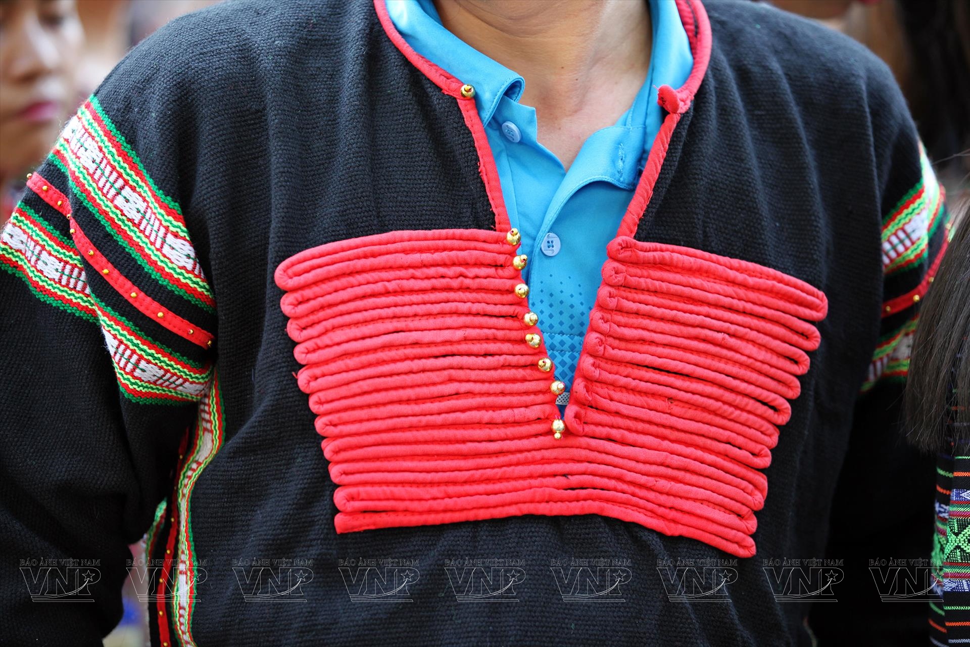 Trang phục truyền thống của người Ede đầy màu sắc và đẹp mắt. Những bộ trang phục này thể hiện sự tinh tế và sự khéo léo trong việc thêu thùa, dệt đan. Một lần ngắm nhìn chúng là bạn sẽ được trải nghiệm không gian văn hóa của người dân vùng cao phía Nam.