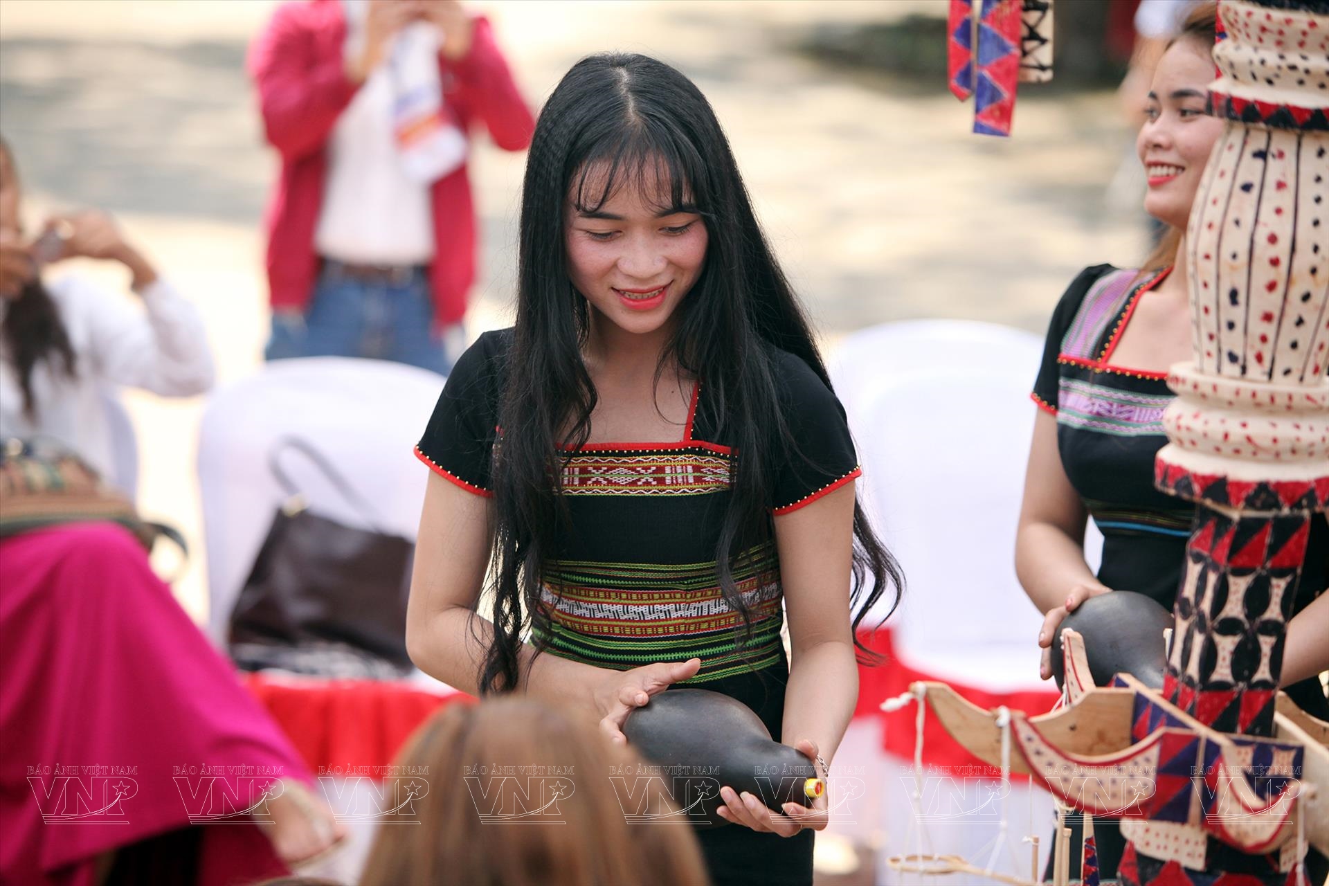 Trang phục truyền thống của người Việt Nam có nét đẹp thanh lịch, tinh tế và trang nhã, không chỉ đơn giản là một bộ trang phục mà còn là phản ánh nền văn hoá truyền thống của dân tộc. Bộ ảnh trang phục truyền thống sẽ giúp bạn hiểu thêm về văn hoá và đặc trưng của người Việt Nam.