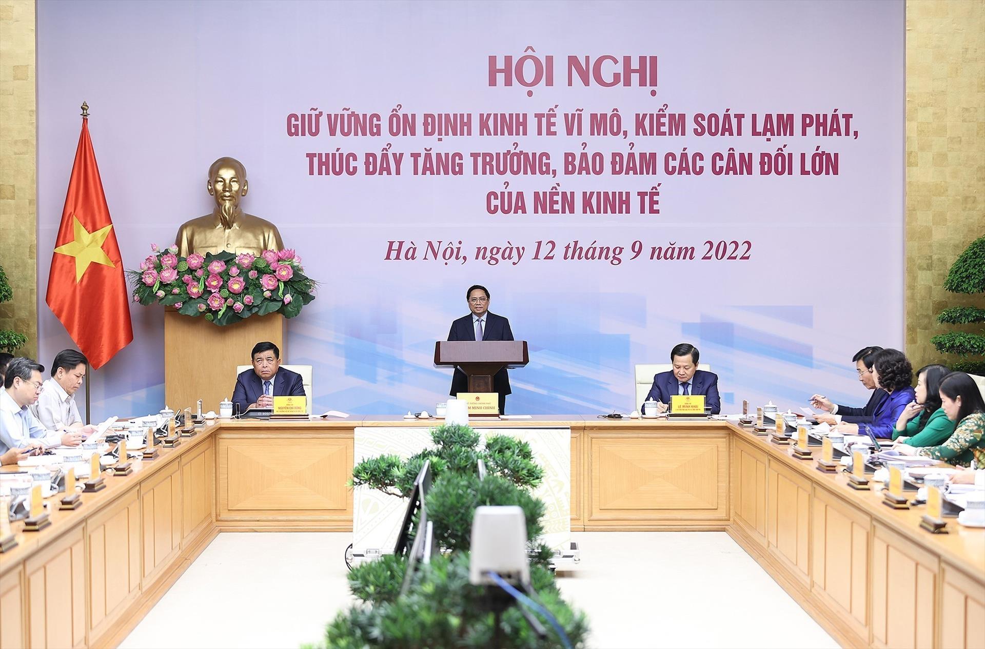 Việc duy trì ổn định kinh tế vĩ mô là một trong những mục tiêu hàng đầu của mỗi quốc gia. Đây là nền tảng để phát triển bền vững và mang lại lợi ích cho toàn xã hội. Năm 2024, Việt Nam đã đạt được mục tiêu này và đang trong quá trình bứt phá về kinh tế. Hãy xem ảnh để hiểu rõ hơn về tình hình kinh tế và tiềm năng của Việt Nam.