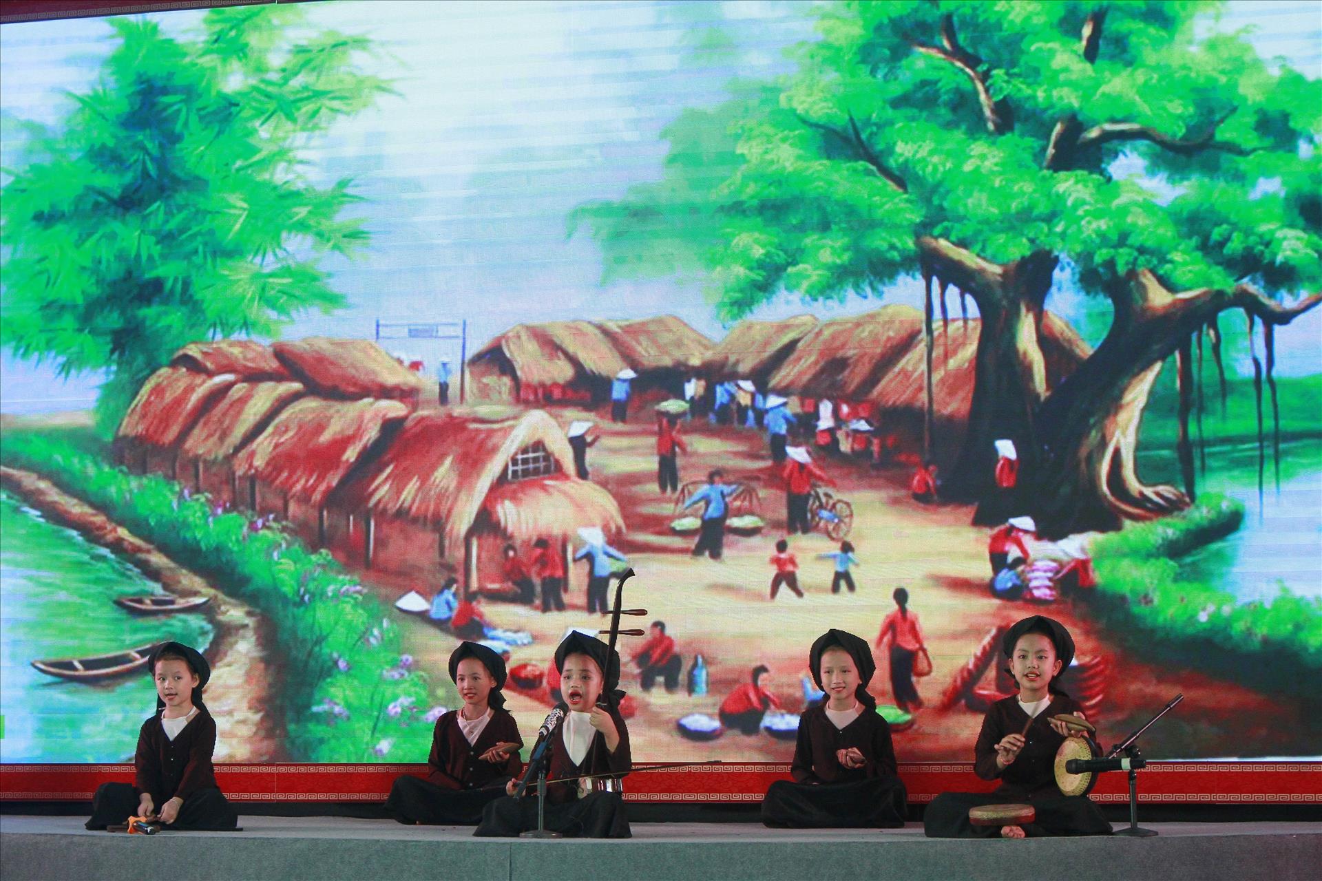 Liên hoan hát Xẩm Ninh Bình: Đó là sự kiện âm nhạc được mong đợi nhất tại Ninh Bình trong năm. Liên hoan hát Xẩm Ninh Bình được tổ chức để thúc đẩy và giữ gìn giá trị văn hóa dân tộc. Đừng bỏ lỡ cơ hội được nghe những giai điệu Xẩm trong không khí nhộn nhịp tại Ninh Bình.