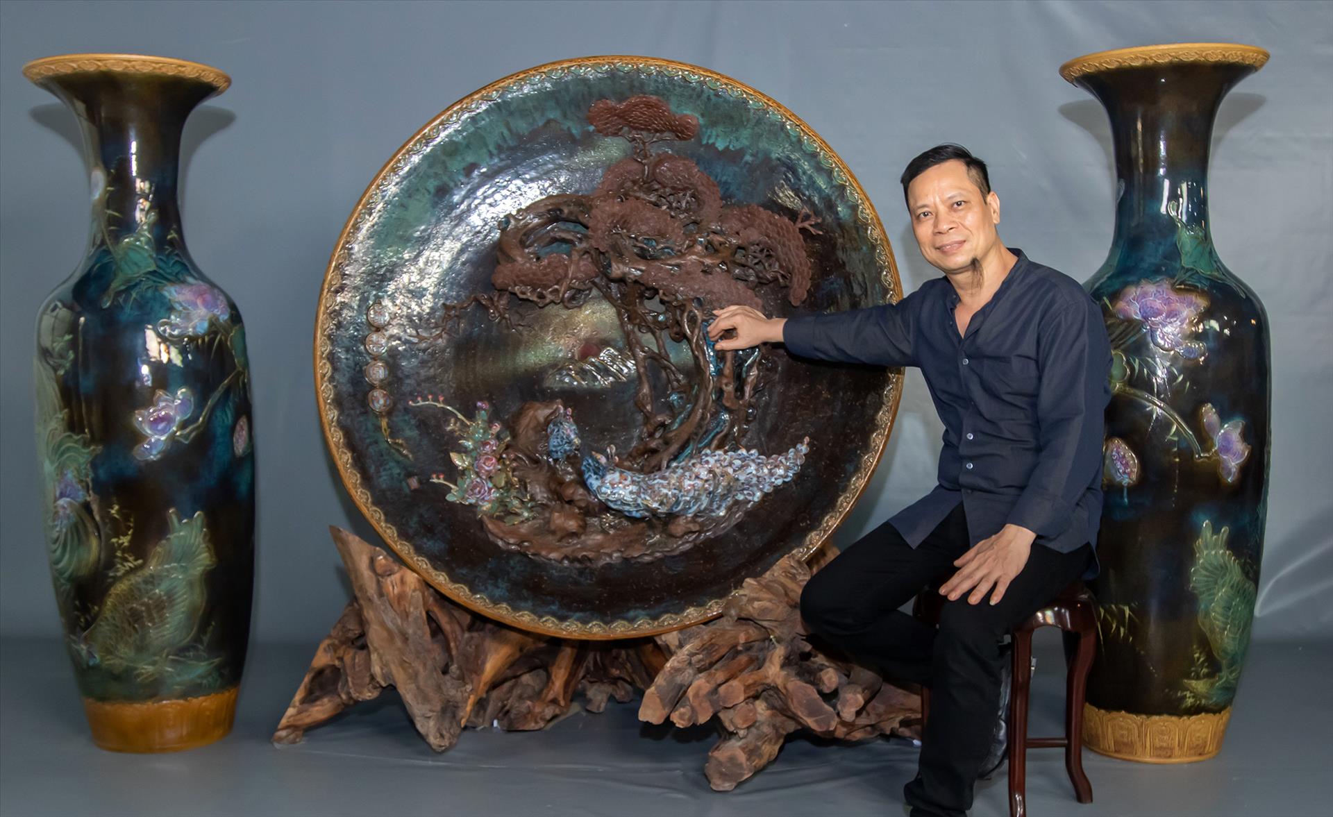 Guinness Records for Ceramic Works: kỷ lục Guinness cho sản phẩm gốm của nghệ nhân Nguyễn Hưng - Nghệ nhân gốm Nguyễn Hưng đã chính thức thiết lập kỷ lục Guinness về sản phẩm gốm lớn nhất thế giới với chiếc bình trà có kích thước 2,5m x 1m. Sản phẩm này không chỉ là một tác phẩm nghệ thuật độc đáo mà còn thể hiện sự tinh hoa của nghề gốm truyền thống Việt Nam.