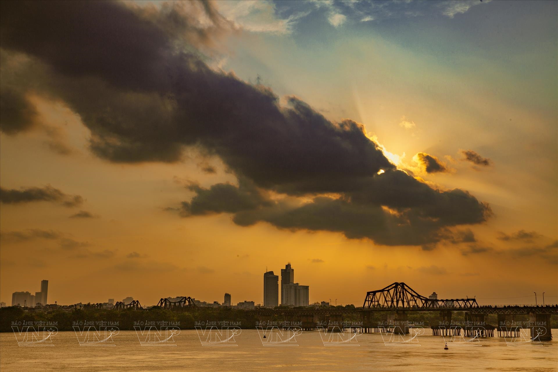Cầu Long Biên là một trong những biểu tượng lịch sử và văn hoá của thành phố Hà Nội. Hình ảnh liên quan đến cầu sẽ khiến bạn không muốn bỏ lỡ cơ hội thả mình trên đường cầu và ngắm nhìn toàn cảnh phố cổ và sông Hồng tuyệt đẹp của Hà Nội.