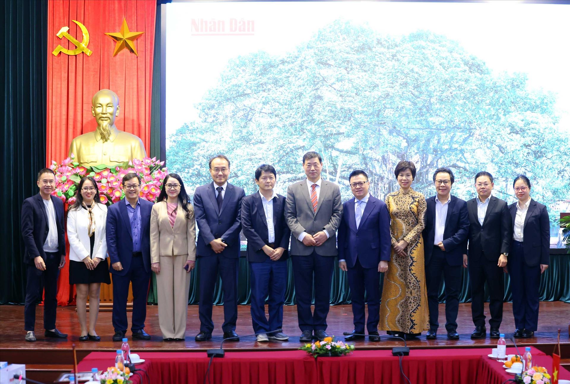 vna-potal-chu-tich-kiem-giam-doc-dieu-hanh-hang-thong-tan-yonhap-tham-lam-viec-voi-bao-nhan-dan-775126912-11-1-22.jpg