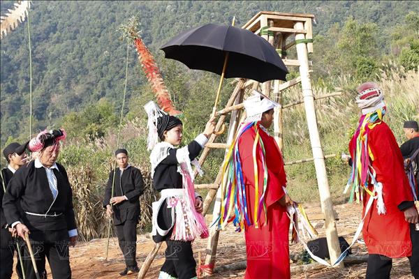 자오도족의 의례복 자수 공예