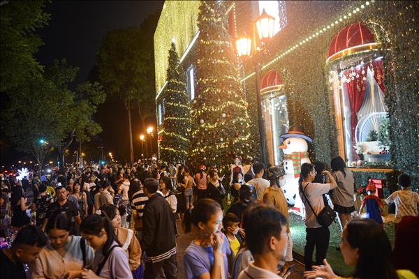 Thành phố Hồ Chí Minh rực rỡ trước thềm Giáng sinh