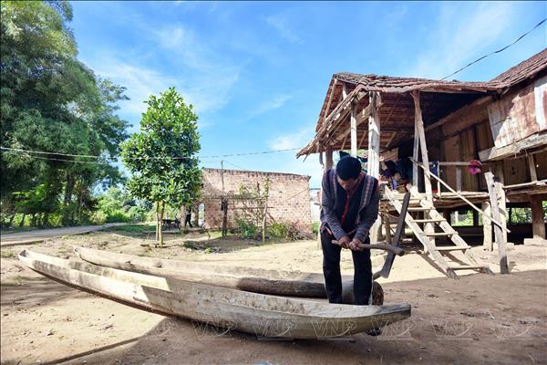 ເລື່ອງລາວ ກ່ຽວກັບຜູ້ເຈາະເຮືອໄມ້ລຳດຽວ ຢູ່ແມ່ນ້ຳ ດັກ ບລາ