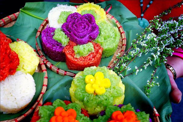 À Hanoï, le riz gluant de Phu Thuong rayonne lors dun festival haut en couleur