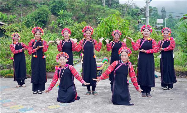 Vẻ đẹp độc đáo trong trang phục truyền thống của phụ nữ dân tộc La Hủ ở Lai Châu