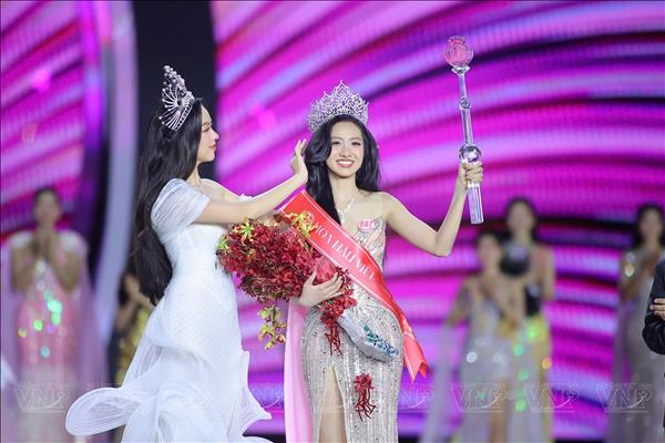 Hoa hậu Việt Nam 2024 gọi tên người đẹp xứ hoa vàng trên cỏ xanh