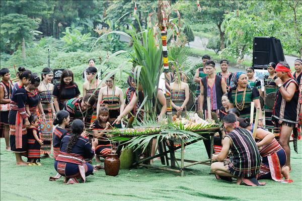 ພິທີໂຮມຊຸມນຸມ ຂອງ ຊາວເຜົ່າ ເມີນົງ