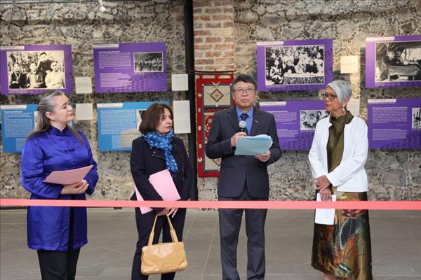 Inauguran Exposición fotográfica Ejército de Cabellos Largos en México