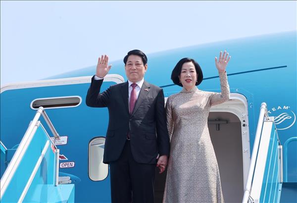 ប្រធានរដ្ឋវៀតណាមលោក លឿង គឿងនិងភរិយា ចេញដំណើរទៅបំពេញទស្សនកិច្ចផ្លូវរដ្ឋនៅអេហ្ស៊ីបនិងអង់ហ្គោឡា