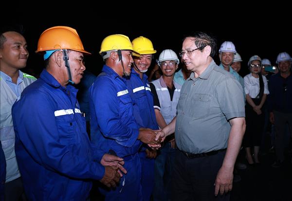 លោកនាយករដ្ឋមន្ត្រី ហ្វាម មិញជីញ ចុះត្រួតពិនិត្យគម្រោងផ្លូវក្រវ៉ាត់លេខ៣នៃទីក្រុងហូជីមិញ