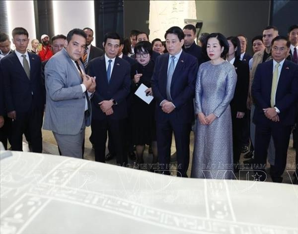 越南国家主席梁强和夫人参观大埃及博物馆