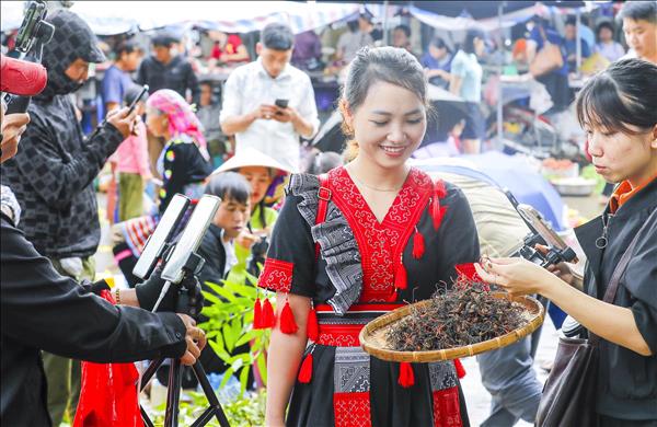 Livestreaming Boosts San Thang Markets Reach