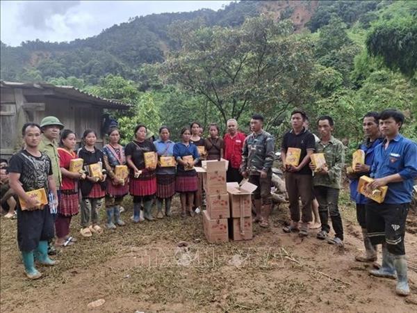 Cruz Roja de Vietnam brinda ayuda de emergencia a comunidades afectadas por desastres naturales en Dien Bien y Son La