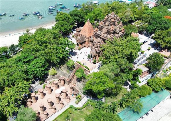 Khanh Hoas Cham temples: A millennium of history draws tourists