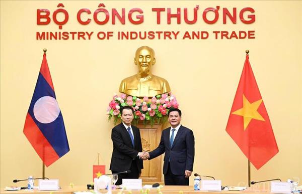 Vietnam y Laos fortalecen la cooperación en comercio, energía y logística fronteriza