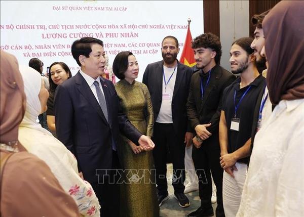 State President meets with Vietnamese embassy staff, community in Egypt