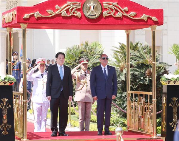 Efectúan ceremonia de bienvenida al presidente vietnamita en Egipto