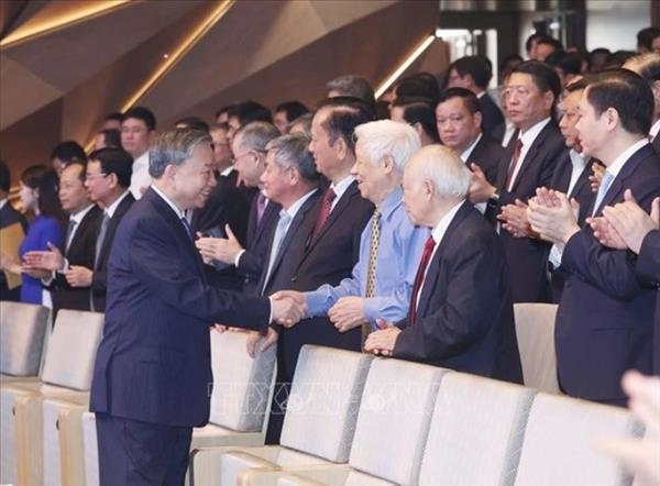 苏林总书记出席越南财政部门传统日80周年纪念活动