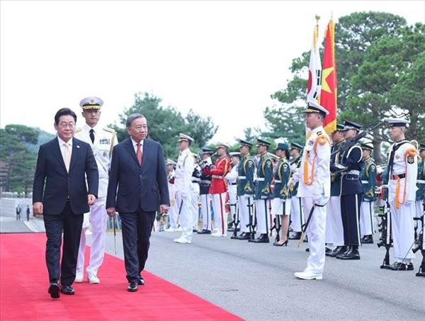 Efectúan en Corea del Sur ceremonia de bienvenida al líder partidista de Vietnam