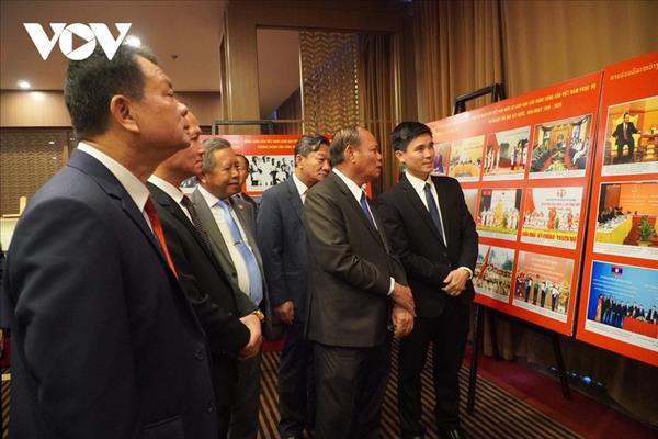 Renforcement de la solidarité Vietnam-Laos à loccasion du 80e anniversaire de la Police populaire du Vietnam