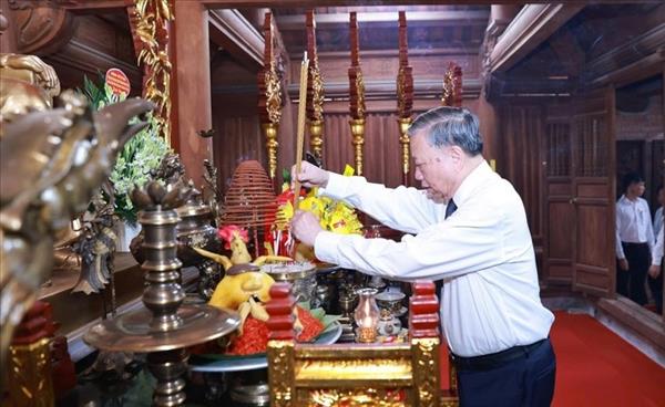 ທ່ານເລຂາທິການໃຫຍ່ ໂຕເລິມ ຖະຫວາຍທູບທຽນຢູ່ເຂດອະນຸສາວະລີບັນພະບຸລຸດປະຕິວັດຢູ່ ຕວຽນກວາງ