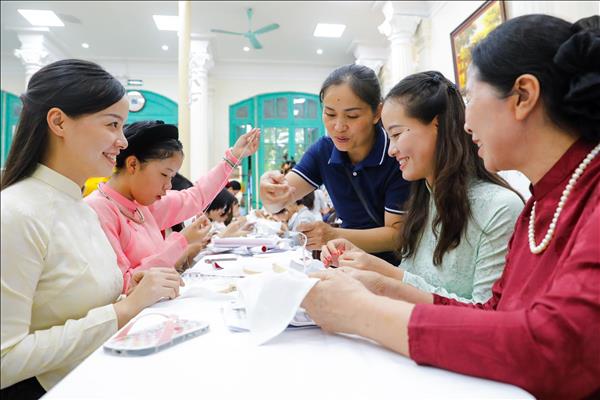 Lớp học thêu Sợi chỉ thời gian