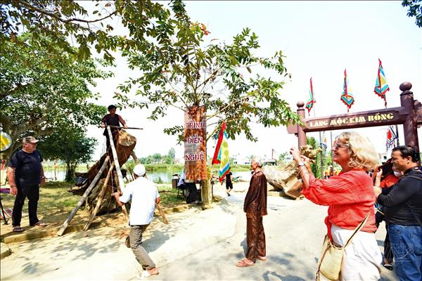 ຫັດຖະກຳໄມ້ ກີມບົ່ງ ຊື່ສຽງດັງກ້ອງ