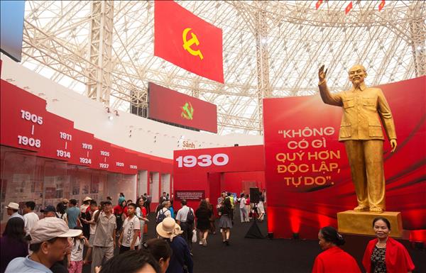 Trải nghiệm tại Triển lãm 95 năm Cờ Đảng soi đường