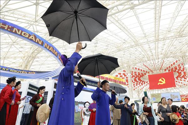 独立 - 自由 - 幸福的80年征程成就展上的官贺民歌