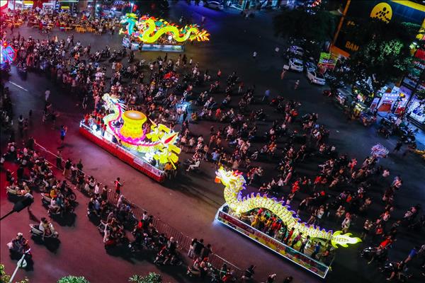 Đêm rước đèn Trung thu lung linh ở Tuyên Quang