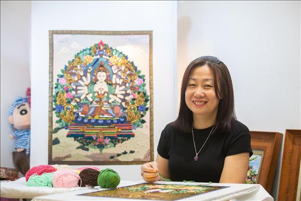 Họa sĩ Hồng Vân đưa len bước vào thế giới hội họa